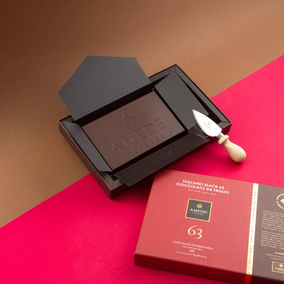 AMEDEI TOSCANO BLACK 63 MEGA BAR - EXTRA DARK CHOCOLATE BAR 63% 700 GR WITH CUTTING KNIFE
